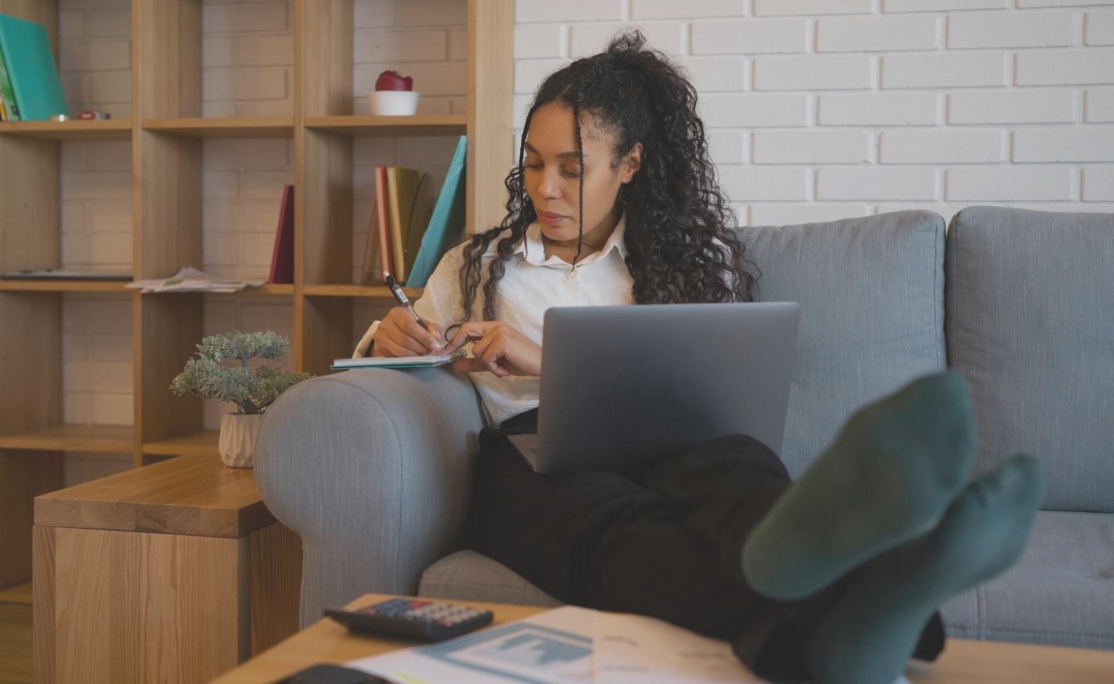 Analyse financière et tableaux de données sur écran